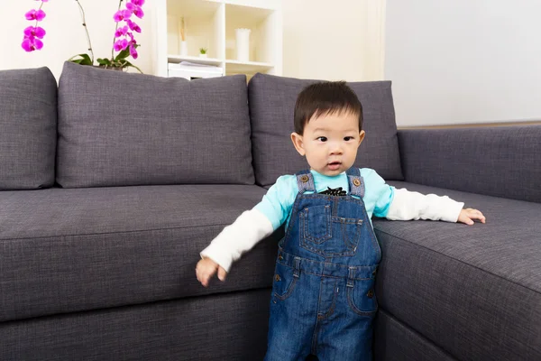 Asiático menino em casa — Fotografia de Stock