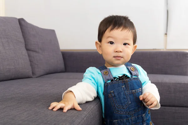 家にいる小さな男の子 — ストック写真