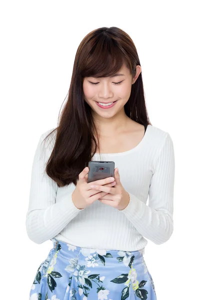 Asijské žena pomocí mobilní — Stock fotografie