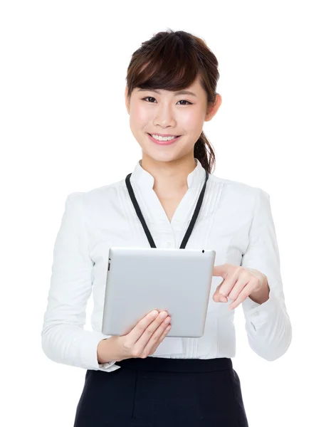 Mujer de negocios asiática usando tableta digital — Foto de Stock