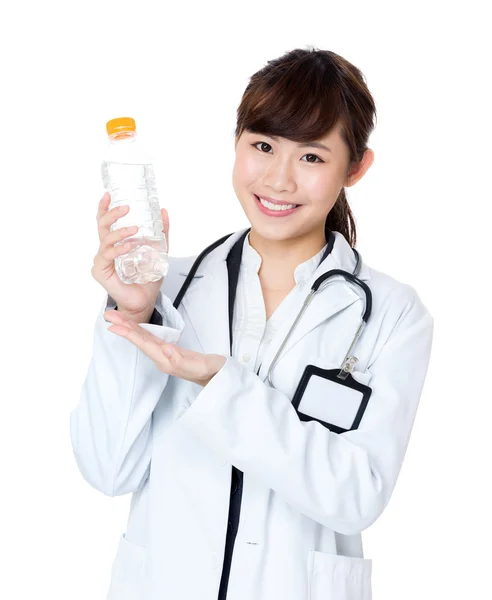 Азиатская женщина-врач с бутылкой воды — стоковое фото