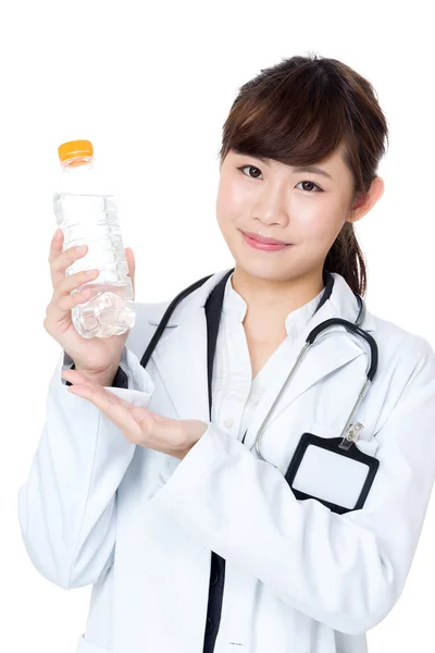 Азиатская женщина-врач с бутылкой воды — стоковое фото