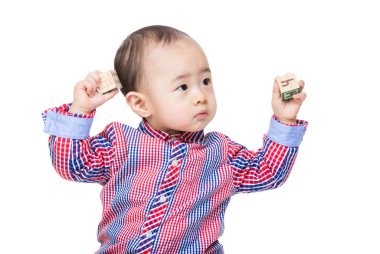 oyuncak bloklarla elleri Asya bebek çocuk kaldırdı