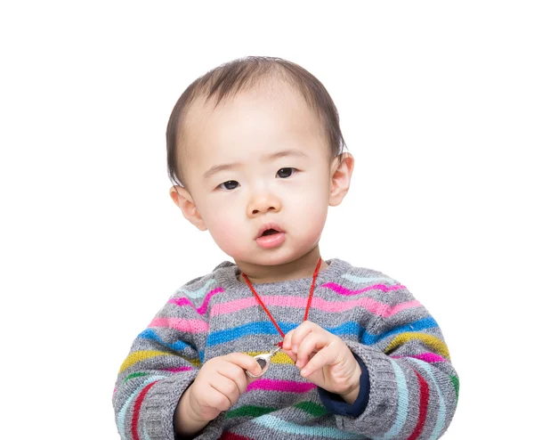 Asiático bebé niño sosteniendo su collar — Foto de Stock