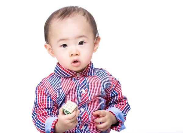 Asiatiska pojke håller leksak block — Stockfoto