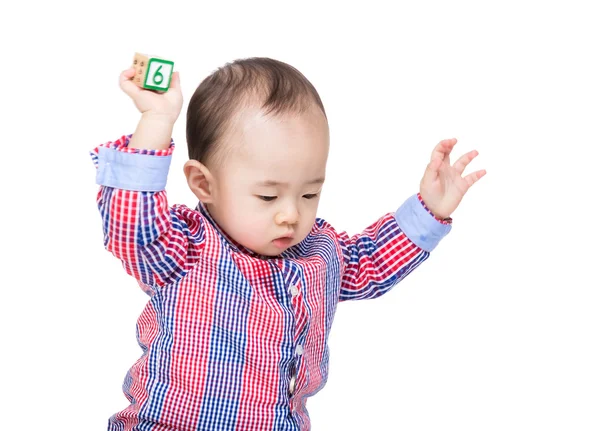 Niño asiático levantó sus manos con bloques de juguete — Stockfoto