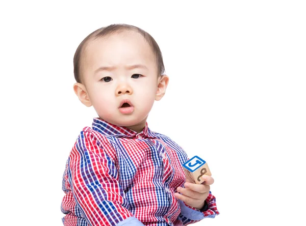 Asiatico bambino giocare con giocattolo blocco — Foto Stock