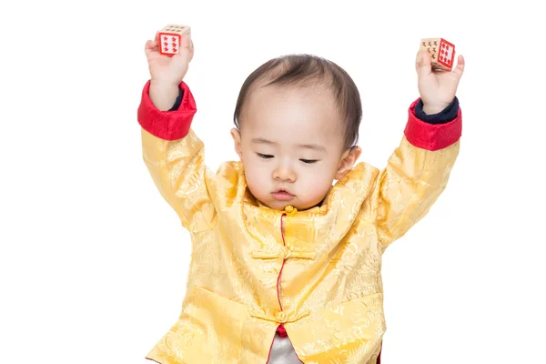 Menino chinês em traje chinês tradicional jogar blocos de brinquedo — Fotografia de Stock