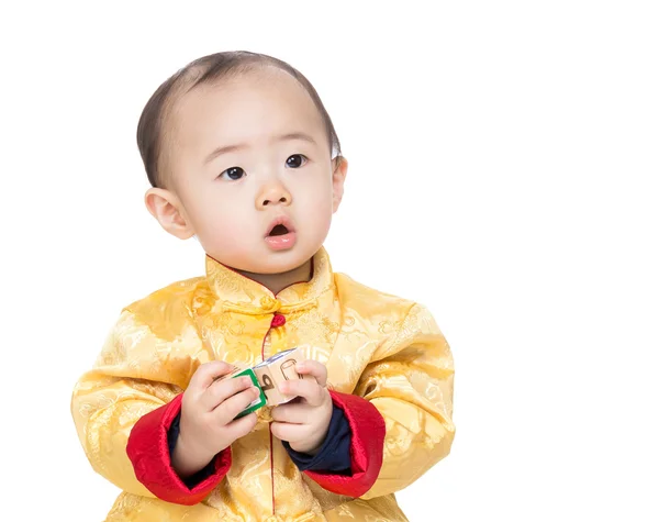 Menino chinês em traje chinês tradicional jogar blocos de brinquedo — Fotografia de Stock