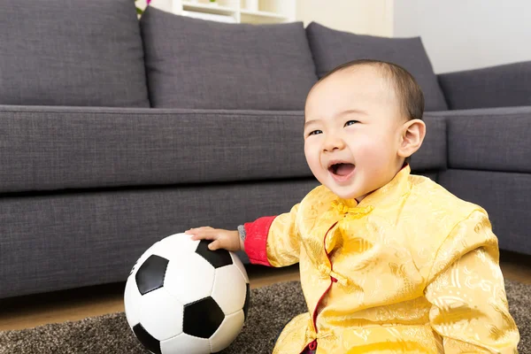 Aziatische baby jongen spelen met voetbal — Stockfoto