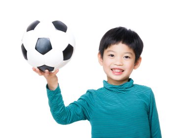 Asyalı küçük çocuk futbol topunu tutan