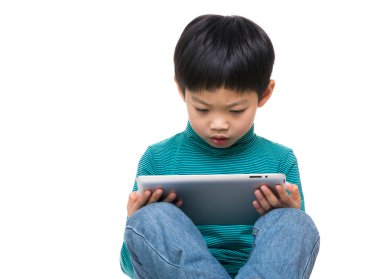 Asyalı küçük çocuk tablet kullanma