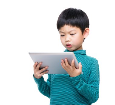 Asyalı küçük çocuk tablete okurken