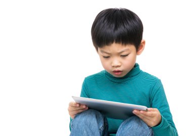Asyalı küçük çocuk tablet kullanma