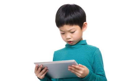 Asyalı küçük çocuk tablet kullanma