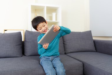 Asyalı küçük boy oynayın evde Tablet