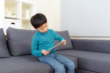 Asyalı küçük boy oynayın Tablet