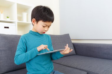 Asyalı çocuk konsantre tablet kullanma