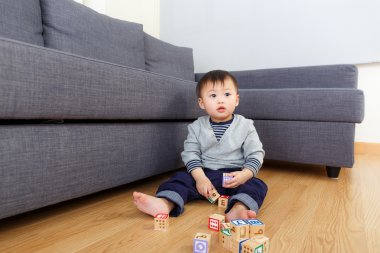 Asyalı bebek çocuk oynamak oyuncak blokları ile evde