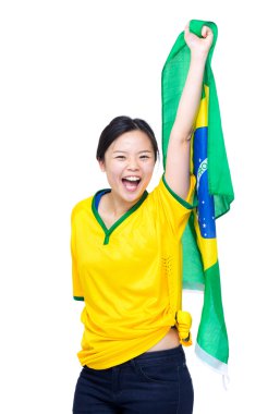 Asyalı kadın sarı futbol giysi ve holding Brezilya bayrağı yukarı