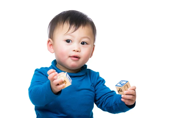Asiatico bambino ragazzo giocare con giocattolo blocchi — Foto Stock