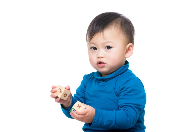 Asiático menino brincando com blocos de brinquedo — Fotografia de Stock