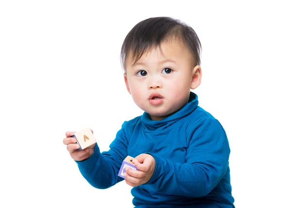 アジアの赤ちゃんの男の子のおもちゃ積み木で遊ぶ — ストック写真