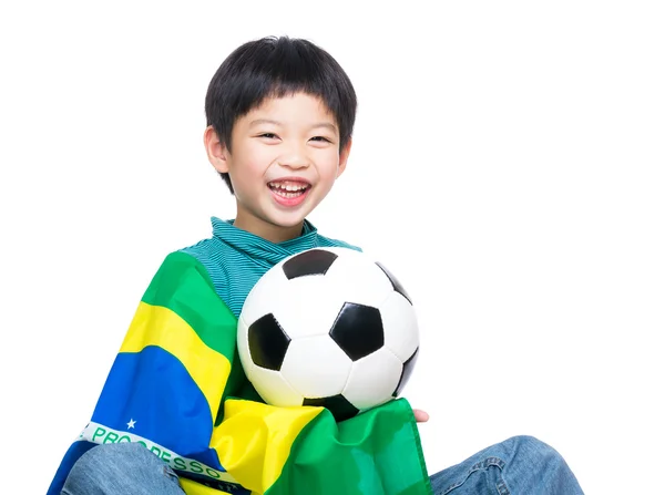 Азиатский мальчик с бразильским флагом и футбольным мячом — стоковое фото