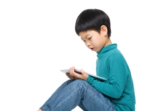 Азиатский мальчик с помощью планшета — стоковое фото