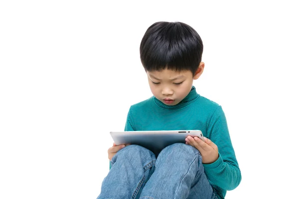 Azjatycki chłopiec za pomocą tabletu — Zdjęcie stockowe
