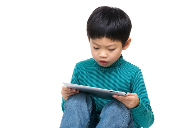 Asijské chlapeček pomocí tabletu — Stock fotografie