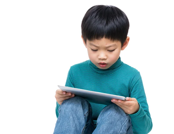 Asiático pequeño niño usando tableta —  Fotos de Stock