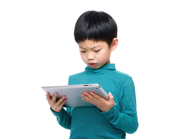 Asiático pequeño niño usando tableta —  Fotos de Stock