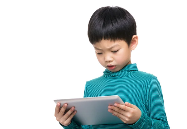 Asiatische kleine Junge mit Tablette — Stockfoto