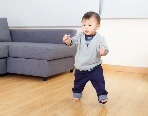 Asiatique bébé garçon essayer de marcher à la maison — Photo