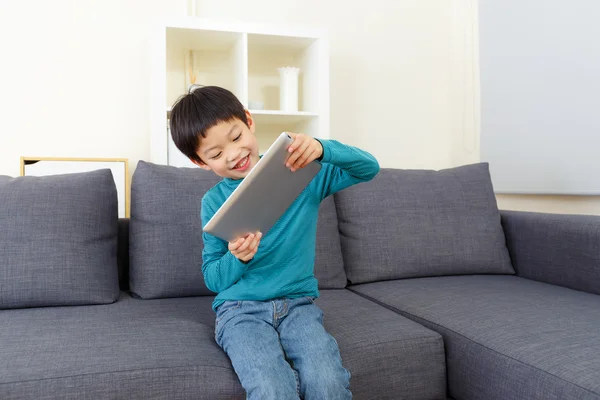 Asiático menino jogar no tablet em casa — Fotografia de Stock