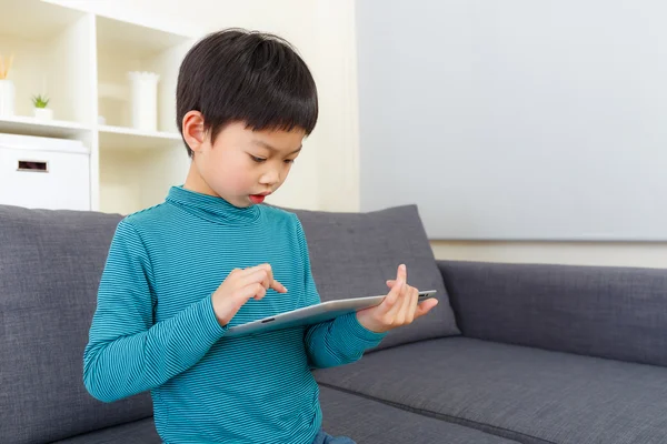 Asijské chlapeček doma pomocí tabletu — Stock fotografie