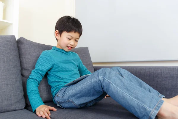 Asiatico bambino giocare su tablet a casa — Foto Stock