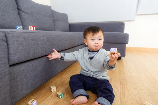 Asiático bebé niño jugar con juguete bloques en casa —  Fotos de Stock