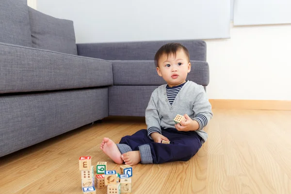 Asiático bebé niño jugar con juguete bloques en casa —  Fotos de Stock