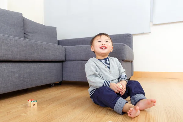 Asiático bebé niño jugar con juguete bloques en casa —  Fotos de Stock