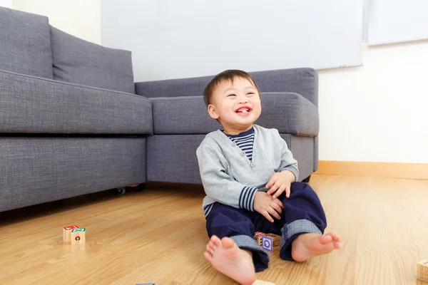 Asiático bebé niño jugar con juguete bloques en casa — Foto de Stock