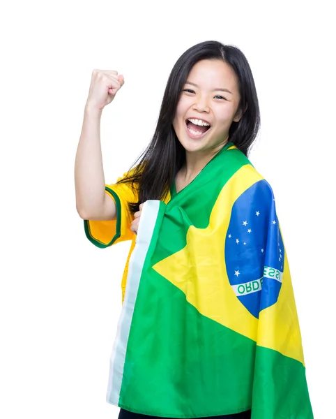 Glada asiatisk kvinna draperad med Brasilien flagga — Stockfoto