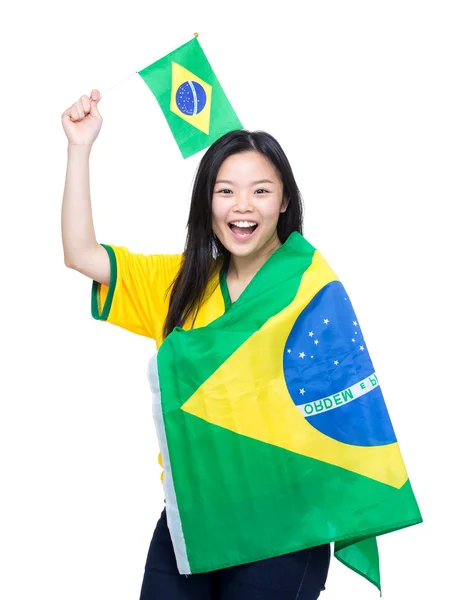 Femeia asiatică entuziasmată ţinând şi drapând cu steagul Braziliei — Fotografie, imagine de stoc
