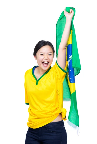 Mujer asiática con ropa de fútbol amarillo y sosteniendo la bandera de Brasil —  Fotos de Stock