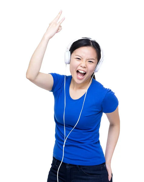 Asiatisk kvinna lyssna på musik i hörlurar — Stockfoto