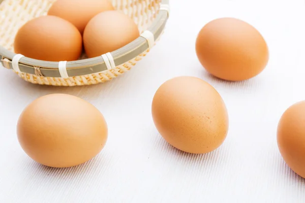 Färska bruna ägg på vit duk — Stockfoto