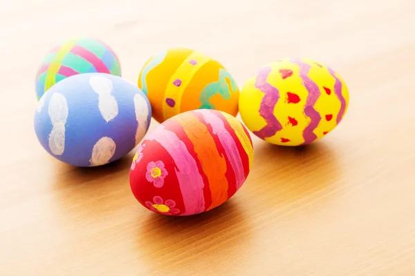 Huevos coloridos de Pascua sobre fondo de madera —  Fotos de Stock