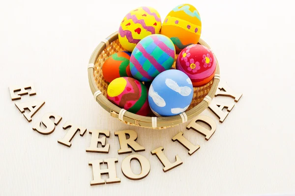 Design colorat ouă de Paște cu cuvinte din lemn — Fotografie, imagine de stoc