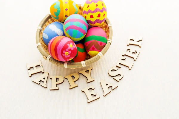 Ahşap kelime ile renkli tasarım Paskalya yumurtaları — Stok fotoğraf